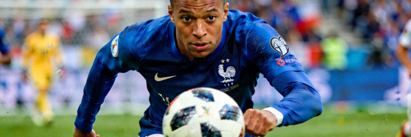 姆巴佩在世界杯比赛中带球突破 - 法国队核心球员特写